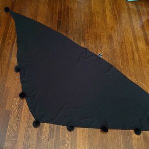 80x47” Lennie black scarf like new